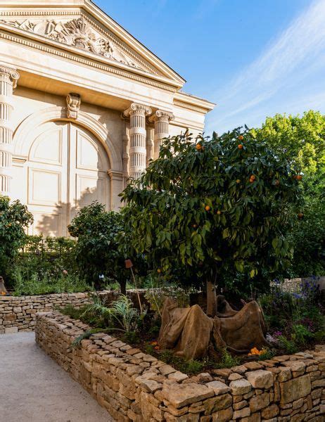 Jardins, Jardin : la fleur d’oranger de Chanel au cœur d’un jardin .